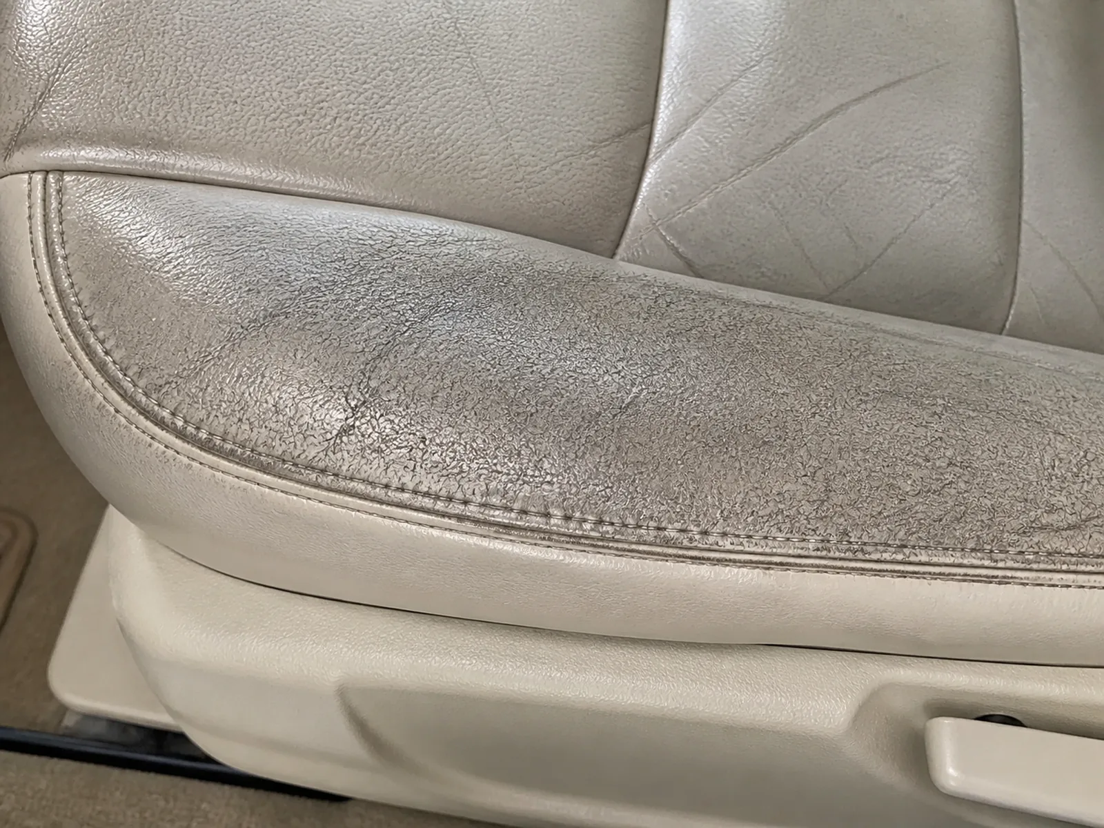 Beige Ledersitzwange, vergraut und ausgetrocknet